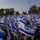 Comme le lundi précédent, une marée de drapeaux israéliens, bleu et blanc, a déferlé sur les jardins et les rues autour de la Knesset.